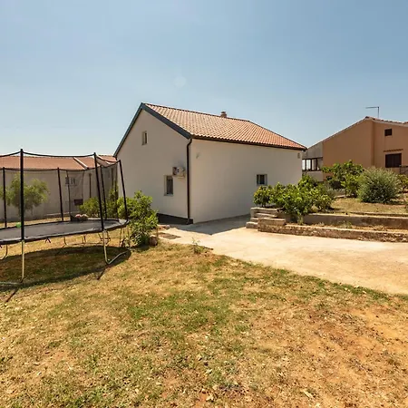 2 Bedroom Beautiful In Tatil Evi Posedarje